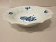 Royal Copenhagen, Blå Blomst, kantetLille kageskål, 1. sorteringKongelig/RC-nr. 8556Diam: 17cmVi har et godt udvalg af Blå Blomst fra Royal CopenhagenKontakt os for yderligere information