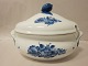 Royal Copenhagen, Blå Blomst, flettetSuppeterrin, stor gammel suppeterrin2. sorteringKongelig/RC-nr. 8134Bemærk: Samme initialer for porcelænsmaleren på både låg og terrinVi har et godt udvalg af Blå Blomst fra Royal Copenhagen