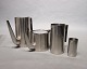 Kaffekande, tekande, mælkekande og flødekande fra serien Cylinda Line designet af Arne Jacobsen for Stelton.