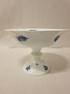 Royal Copenhagen, Blå Blomst, kantetOpsats Skål på fod, 1. sorteringKongelig/RC-nr. 8531H: 16cm Diam: 24cmBemærk: Lille afslag under fodVi har et godt udvalg af Blå Blomst fra Royal CopenhagenKontakt os for yderligere information