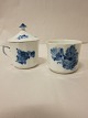 Royal Copenhagen, Blå Blomst, kantetSennepskrukke med låg samt cremekop/Dessertkop uden hank, 1. sorteringKongelig/RC-nr. 8570 (Sennepskrukke ) og 8586 (låg) samt 8566 (cremekop)Vi har et godt udvalg af Blå Blomst fra Royal Copenhagen
