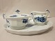 Royal Copenhagen, Blå Blomst, kantetSukkerskål med låg, flødekande og bakke Kan købes samlet eller hver for sigSukkerskål med låg: Dkr. 360,-Flødekande: Dkr. 250,-Bakke: Dkr. 500,-Samlet pris for hele sættet: Dkr.  975,-