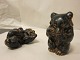 2 Brune bjørne fra Den Kongelige Porcelænsfabrik, Royal Copenhagen1 Brun bjørn liggende og 1 brun bjørn siddendeKongelig Dansk Stentøj af Knud Kyhn1. SorteringBrun bjørn siddende, H: 8,5cm, RC-nr: 21435Brun bjørn liggende, L: 9cm, RC-nr: 21432