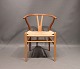 Y-stol, model CH24, jubilæumsmodel i anledning af Hans J. Wegners fødselsdag d. 2 april, i oliebehandlet elm og naturflet.5000m2 udstilling.