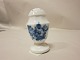 Royal Copenhagen, Blå Blomst, kantetPeberbøsse, 1. sorteringBemærk: Original bundprop, stemplet med de 3 bølgerKongelig/RC-nr. 8584H: 8,5cmVi har et godt udvalg af Blå Blomst fra Royal CopenhagenKontakt os for yderligere information