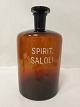Apotekerflaske med tekst og med propTekst: "SPIRIT. SALOLI"Formentlig Gråsten ApotekH.: 27,5cm inkl. propBemærk: Skår i prop