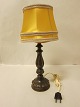 Lampe lavet af træ. inkl. skærmH: 41,5cm