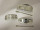 Vintage hårspænder af TinStemplet: Jørgen Jensen Denmark Pewter Handmade Design: Jørgen Jensen 1895-1966Sølvsmeden Jørgen Jensen (1895-1966), var Georg Jensen’s ældste sønVi har et bredt udvalg af tinsmykkerKontakt os for yderligere information