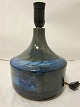 BordlampeBlå stentøjslampeSigneret: Hanne samt 51, DenmarkH: uden fatning 21cm, diam: 20cm