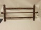 ViskestykkeophængGammelt viskestykke-ophæng i træ med 3 trækrogeB: 74cm, H: 40cm