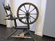Rok af træ med udsmykningerGammel dekorativ rokH: 123cm, B: 120cm