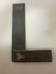 VinkelGammel vinkel af træ med messingkant og messingudsmykning18,5cm x 11,5cmVi har et stort udvalg af gammelt værktøjKontakt os for yderligere information