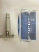 Gillette barberskraberGillette barberskraber i original æskeL: 9cm, B: 3,5cm, D: 5cmVi har et stort udvalg af gammelt barbergrej, frisørudstyr o.l.Kontakt os for yderligere information
