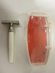 Gillette barberskraberGillette barberskraber i original æskeL: 14cm, B: 6cm, H: 3,5cmVi har et stort udvalg af gammelt barbergrej, frisørudstyr o.l.Kontakt os for yderligere information