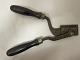 HårtrimmerGammel hårtrimmerL: 26cm, B: 10-18cmVi har et stort udvalg af gammelt barbergrej, frisørudstyr o.l.Kontakt os for yderligere information
