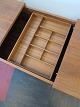 Sybord i teakDansk designSmart og praktisk sybord på hjul i teak træ, hvor toppladerne kan skydes fra hinanden og med rum og ruminddeling, som kommer til syneGod standL: 77cm, H: 61,5cm, B: 47cm