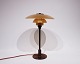 PH 3/2 bordlampe med ravfarvede skærme af Poul Henningsen og Louis Poulsen, fra 1920erne.5000m2 udstilling.