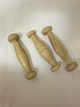 RyspindeRedskaber, som anvendes ved bearbejdning af hørgarnVenstre: L: 11,5cm, Dkr. 50,- Midt: L: 11,5cm, Dkr. 55,-Højre: L: 11,5cm, Dkr. 50,-Dette er blot eksempler på ryspindeVi har et stort udvalg af håndarbejdsredskaber, som er gamle eller