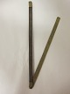 Tommestok med messingGammel tommestok med messing og mange detaljer - se fotosKan klappes sammenKan måle op til 24 tommer (ca. 60cm)Bemærk de smukke messingmærker til markering af korte målVi har et stort udvalg af gammelt værktøj