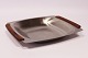 Serveringsfad i rustfrit stål med teak håndtag af dansk design fra 1960erne.