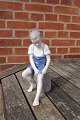 B&G figur nr. 1757, Dreng på sten