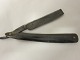 Barberkniv i etuiPå etuiet er trykt: "Extra Hollow Ground", samt mere, som vi desværre ikke kan læse med 100% sikkerhed.L: 16cm, B: 3cm, H: 1,5cmVi har et stort udvalg af gammelt barbergrej, frisørudstyr o.l.