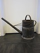 Vandkande/"Dypkande"Antik vandkande i træ og jern med lang tudHåndtag i toppen og på sidenH: 49cm, Diam: 23cm, L:inkl. tud og håndtag: 61cm