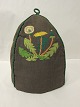TehætteSmuk, gammel, håndbroderet tehætte med blomstermotivHætten har 3 sider, hvilket gør den meget funktionel H: 30cm, B: 20 x20cmGod standAntikt, dansk linned og olmerdug er vores speciale, og vi har altid et bredt udvalg