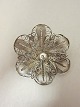 Filigran broche af sølvEn let og enkel broche formet som en blomstStemplet: 925sDiam: 4cmBEMÆRK: INTET SØLV I SHOWROOM'et - aftal tid for fremvisning