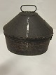 Hutschachtel aus MetalUm Anfang 1900-JahrenIn gutem StandeL: 33,5cm, B: 25cm, H: 28,5cm inkl. Griff