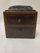 Tool for the needlework, made of wood, antiqueFormed as a chest of drawersThe chest of drawers has 1 drawerWith a screw to secure it to the tableFrom 1830 H: 14cm, L: 12,5cm, D: 8,5cmPlease note:Veneer damage, the screw is damaged, and 4 feet