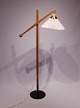 Gulvlampe, model 325, i egetræ af Vilhelm Wohlert og Le Klint.5000m2 udstilling.