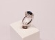 Hvidguldsring med 1,9 kt. oval facetsleben safir samt 36 brillanter, klarhed P1-P2 Wesselton.5000m2 showroom.