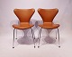 Et par syver stole, model 3107, i cognac farvet elegance læder designet af Arne Jacobsen og fremstillet hos Fritz Hansen.5000m2 udstilling.