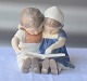 B&G figur 1567Læsende børn10 cm