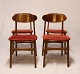 Et sæt af fire spisestuestole i teak og polstret med rødt stof, af dansk design fra 1960erne.5000m2 udstilling.