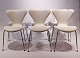 Et sæt af 6 Syver stole, model 3107, i hvidt læder, designet af Arne Jacobsen og fremstillet af Fritz Hansen. 5000m2 udstilling.