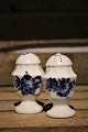 Royal Copenhagen Blå Blomst , Kantet Salt & peber sæt.H:8cm.S:10/8681. P:10/8584.