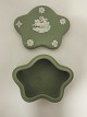 Wedgwood - Skål med lågBonbon, smukt formet, støvet grønStemplet "WEDGWOOD, Made in England"9,5cm x 7,5cm x 3,8cm