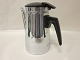 Kaffekande i blankt aluminium med sort bakelit håndtag og lågEn smuk retro kaffekande fra 1950'erne, i meget flot standDesign: Erik Herløw (1913-1991).Fremstillet på Kløverblad fabrikken i DanmarkStemplet: Kløverblad, E.G., 1½ L