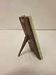 FotorammeFotorammen er af glas med bagside af træCa. 190010,5cm x 6,5cmVi har et stort udvalg af gamle/antikke rammer.Kontakt os venligst for yderligere information