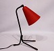 Bordlampe med rød metal skærm af Svend Aage Holm Sørensen fra 1950erne.5000m2 udstilling.