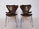Et sæt af 4 Syver stole, model 3107, designet af Arne Jacobsen og fremstillet hos Fritz Hansen i 1967.5000m2 udstilling.