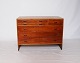 Kommode, RY-16, i eg og teak designet af Hans J. Wegner og fremstillet af Ry Møbelfabrik 20 september 1955.5000m2 udstilling.