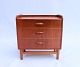 Lille kommode i teak af dansk design fra 1960erne.5000m2 udstilling.