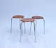 Sæt af tre Dot skamler i teak, model 3170, designet af Arne Jacobsen og fremstillet af Fritz Hansen i 1974. 5000m2 udstilling.