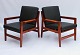 Et par hvilestole i poleret træ og sort klassisk læder af dansk design fra 1960erne.5000m2 udstilling.