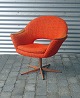 Orange lænestolDrejbar fod i teaktræ
