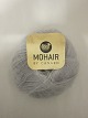 Brushed Lace er et naturprodukt af højeste kvalitet fra  sydafrikanske angorageder blandet med den fineste Mulberry Silke.Den viste farve er: Sølvgrå, Farvenr. 3079Prisen er pr. nøgle med 25 gram Brushed Lace