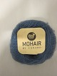 Brushed Lace er et naturprodukt af højeste kvalitet fra  sydafrikanske angorageder blandet med den fineste Mulberry Silke.Den viste farve er: Blå skygge, Farvenr. 3002Prisen er pr. nøgle med 25 gram Brushed Lace
